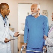 Nove em cada 10 idosos se beneficiam ao levar acompanhante em consulta - Drazen Zigic