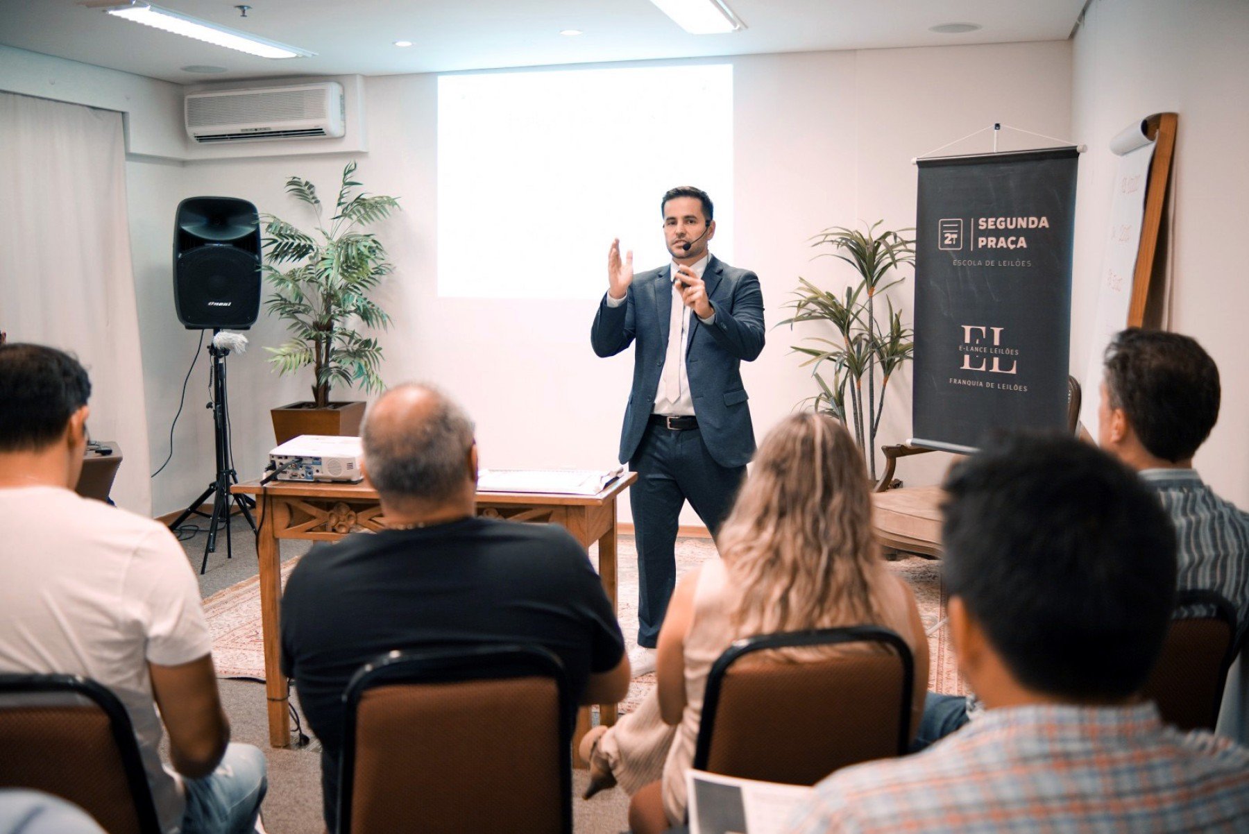 E-Lance lança campanha para formação de leiloeiros - DINO