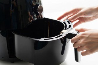 O guia definitivo para limpar sua air fryer do jeito certo e sem esforço