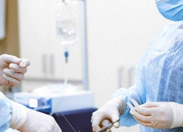 Médicos em cirurgia plástica; imagem meramente ilustrativa -  (crédito: Anna Shvets/Pexels)