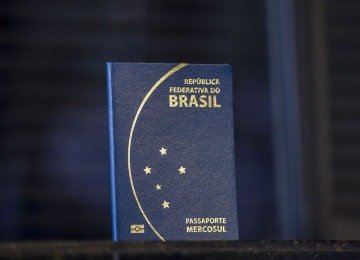 Passaporte brasileiro; imagem meramente ilustrativa -  (crédito: Marcelo Camargo/Agência Brasil)
