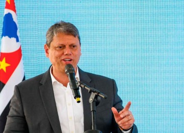 O governador Tarcísio de Freitas foi bastante cauteloso em suas abordagens para não melindrar os Bolsonaros - (crédito: ept50424 MIGUEL SCHINCARIOL/AFP) O governador Tarcísio de Freitas foi bastante cauteloso em suas abordagens para não melindrar os Bolsonaros - (crédito: ept50424 MIGUEL SCHINCARIOL/AFP)