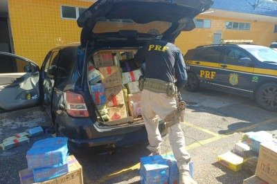 Durante a fiscaliza&ccedil;&atilde;o, os policiais observaram diversos volumes de mercadorias, cobertos por um pano preto, no interior do ve&iacute;culo -  (crédito: PRF/Divulga&ccedil;&atilde;o)