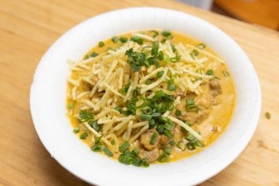 O campeão de vendas no restaurante Solar dos Sertões é o estrogonofe de carne de sol com lascas de pequi -  (crédito: Glauber Prates/Divulgação)