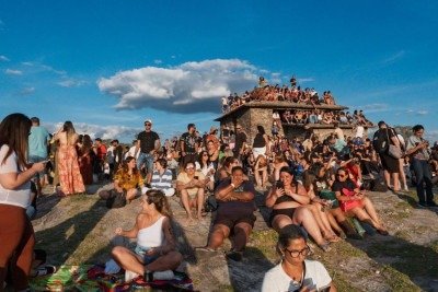 Todos os dias, dezenas de pessoas sobem at&eacute; a Casa da Pir&acirc;mide, em S&atilde;o Thom&eacute; da Letras, para apreciar o p&ocirc;r do Sol -  (crédito: Tam&aacute;s Bodolay/Secult-MG/divulga&ccedil;&atilde;o)