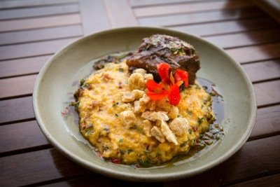 Risoto de canjiquinha com costelinha glaceada ao mel e PANCs do Restaurante Casa da Sandra -  (crédito: Prefeitura de Nova Lima/Divulgação)