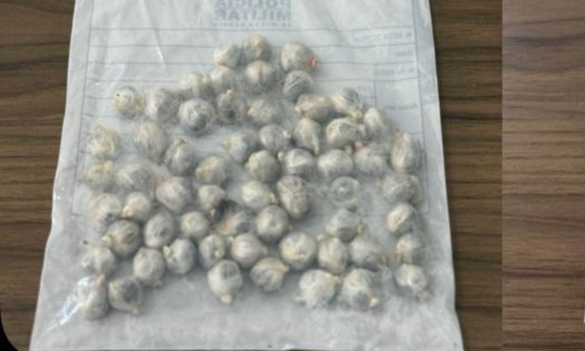 Ao todo, 61 embalagens de substância similar a maconha foram expelidas pelo homem
