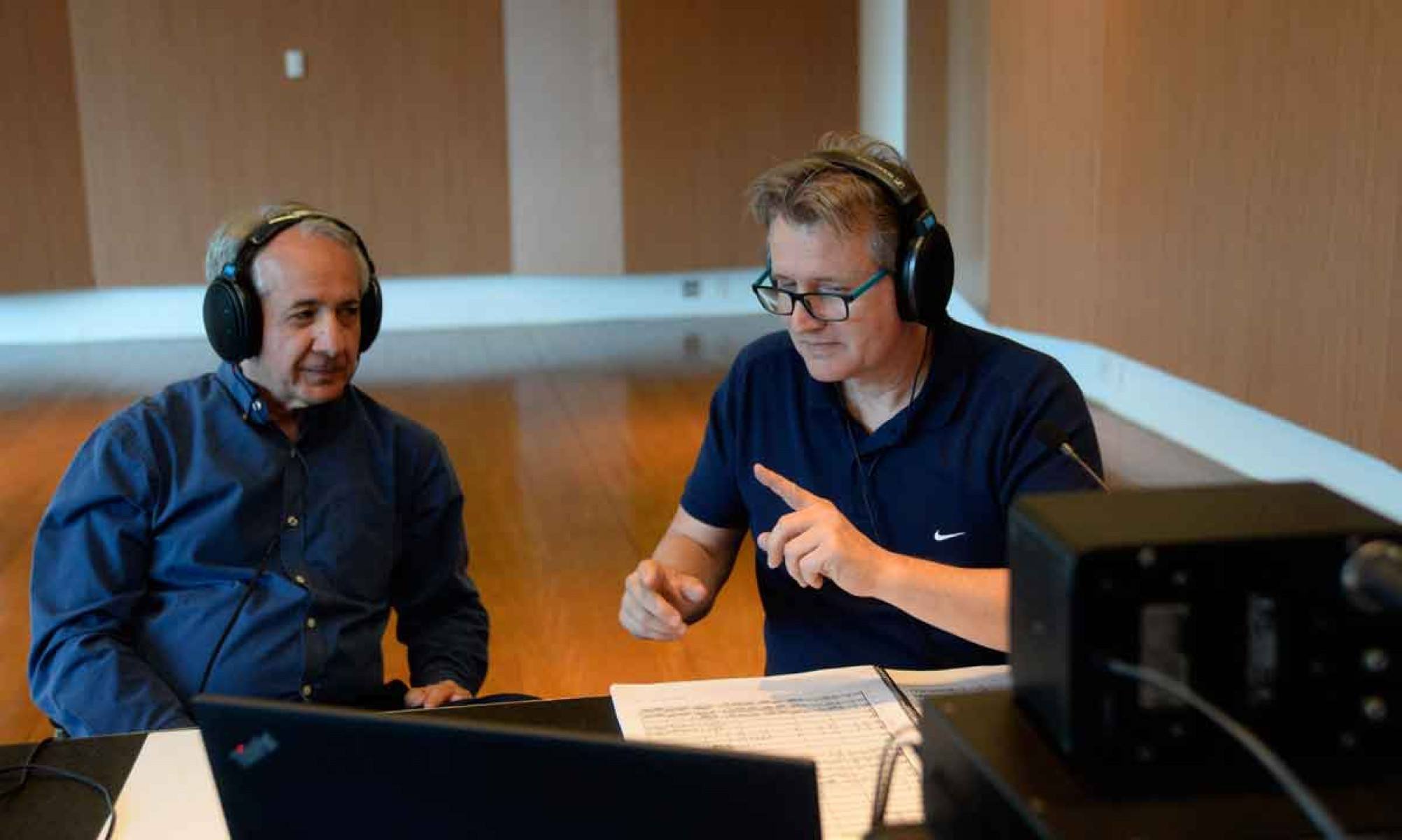 O maestro Fabio Mechetti e o produtor musical Ulrich Schneider conversam durante  gravação de sinfonia de Mahler na Sala Minas Gerais