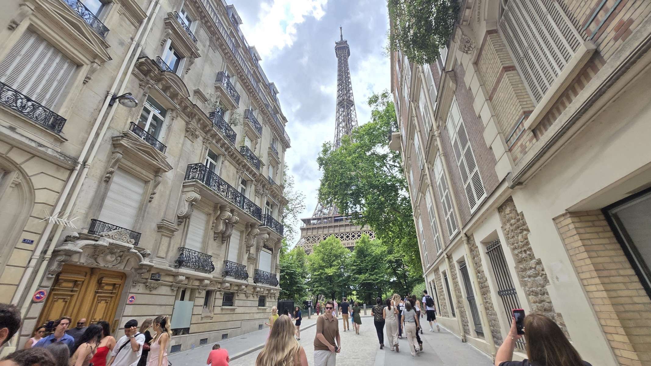 Torre Eiffel vista da Rue de l'Université, um dos locais mais clássicos e procurados para fotos em Paris-Carlos Altman/EM