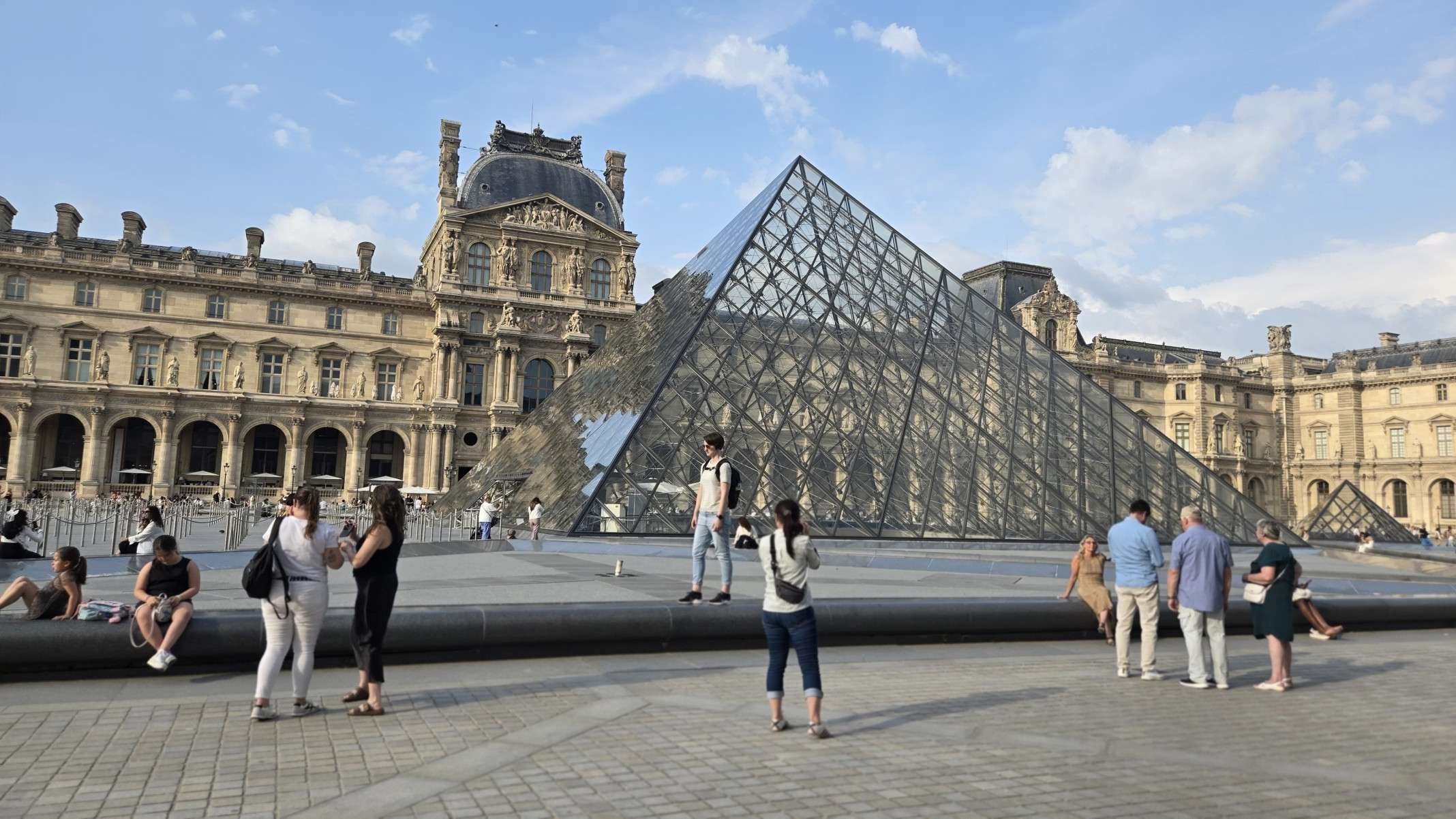 Após falhas na segurança e roubo de joias, Museu do Louvre foi reaberto ao público já no dia seguinte ao crime-Carlos Altman/EM