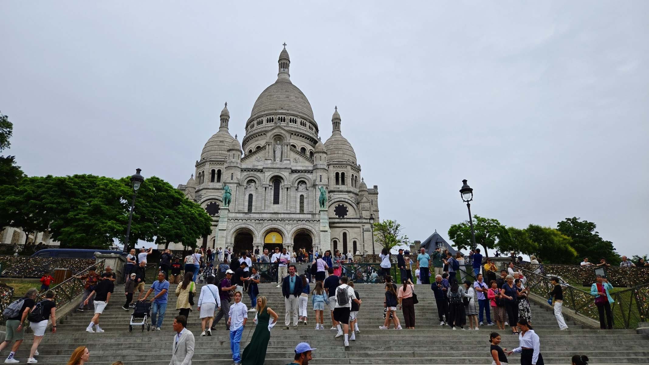 A Basílica do Sacré-Cœur é um dos monumentos mais famosos de Paris, localizada no topo da colina de Montmartre-Carlos Altman/EM
