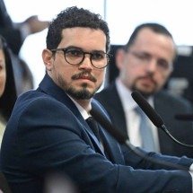 Vídeo: enquanto depõe na CPMI do INSS, advogado descobre que pai foi preso