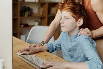 Perigo online: como aliciadores usam a web para abusar de menores