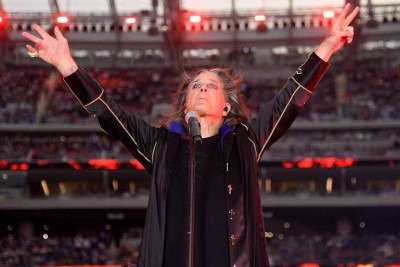 Ozzy Osbourne em uma de suas últimas apresentações: no show do intervalo do jogo da NFL entre o Los Angeles Rams e o Buffalo Bills, em setembro de 2022 -  (crédito: Heute)