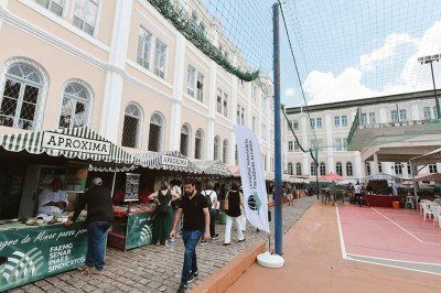 Feirinha aproxima busca aproveitar a amplidão do pátio do Colégio Arnaldo, oferecendo conforto ao público e aos expositores -  (crédito: Projeto Aproxima/Divulgação)