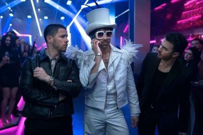 Nick, Joe e Kevin interpretam a si próprios no longa "Um Natal bem Jonas Brothers", atração disponível na plataforma Disney+ a partir desta sexta (14/11) -  (crédito: John Medland/Disney/Divulgação)