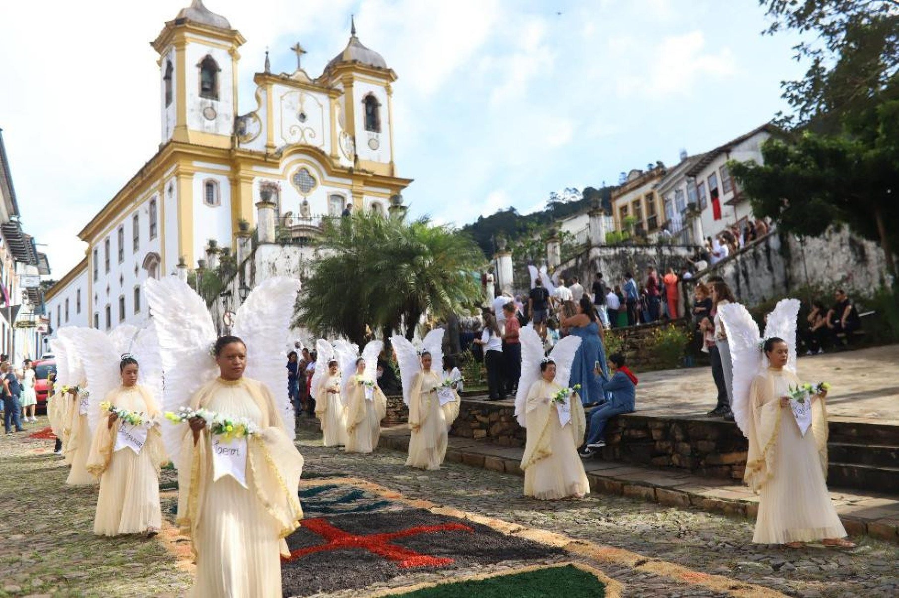 Domingo de P&aacute;scoa celebrado com a "revoada" de anjos pelas ruas hist&oacute;ricas de Ouro Preto