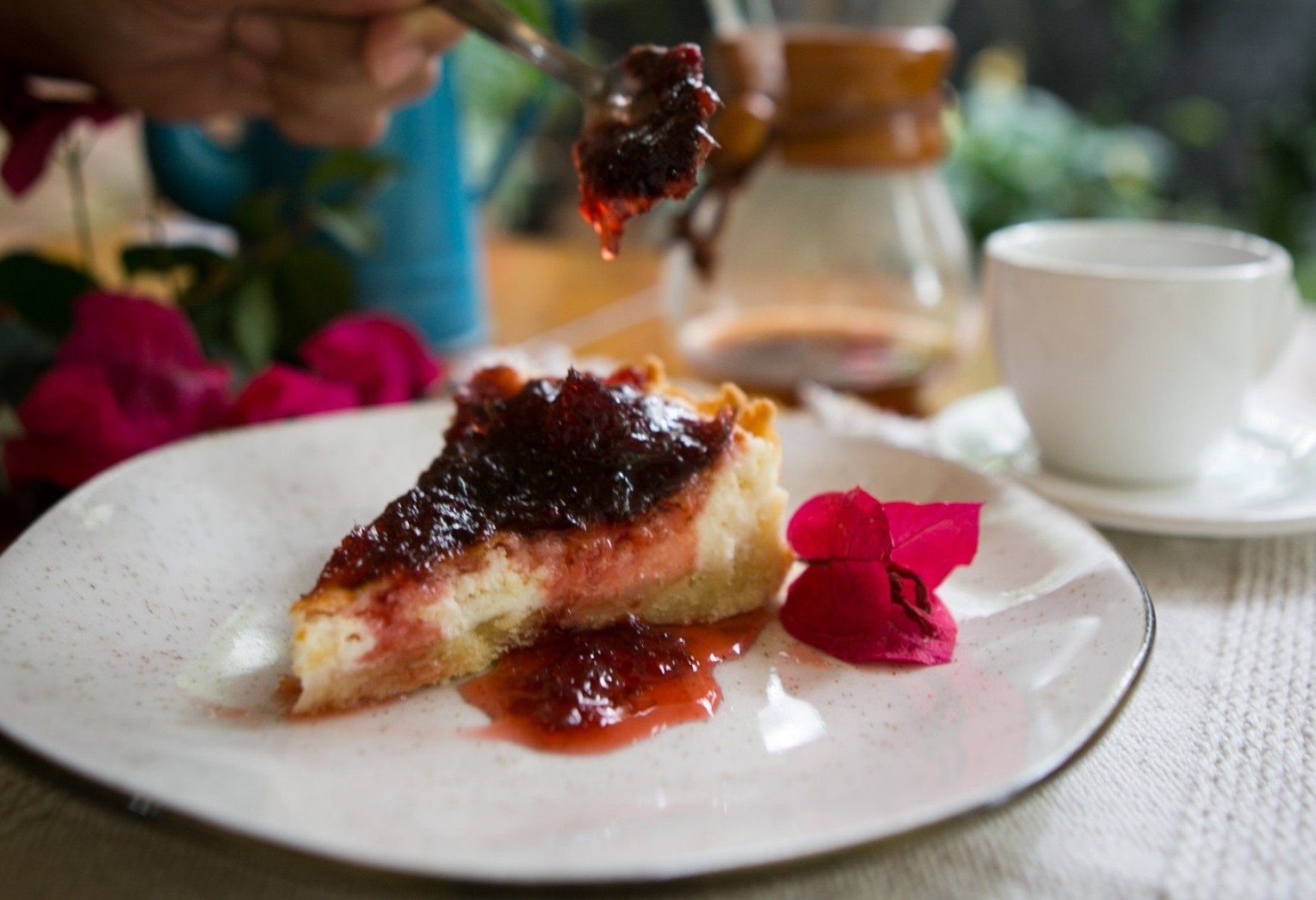 Cafeteria Jardim Secreto: Cheesecake com geleia artesanal de buganvile e pimenta dedo-de-moça-Prefeitura de Nova Lima/Divulgação