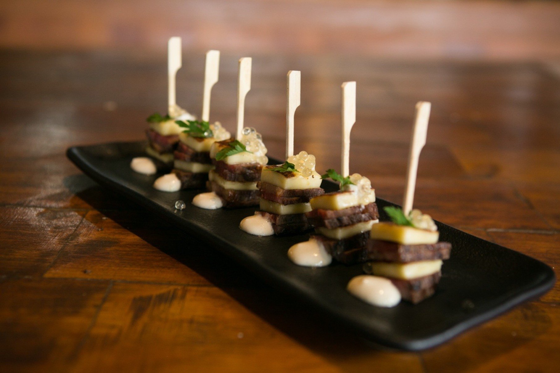 Mar Mineiro Restaurante: Espetinhos de carne de sol angus com melaço, espuma de gengibre e caviar de mel-Prefeitura de Nova Lima/Divulgação