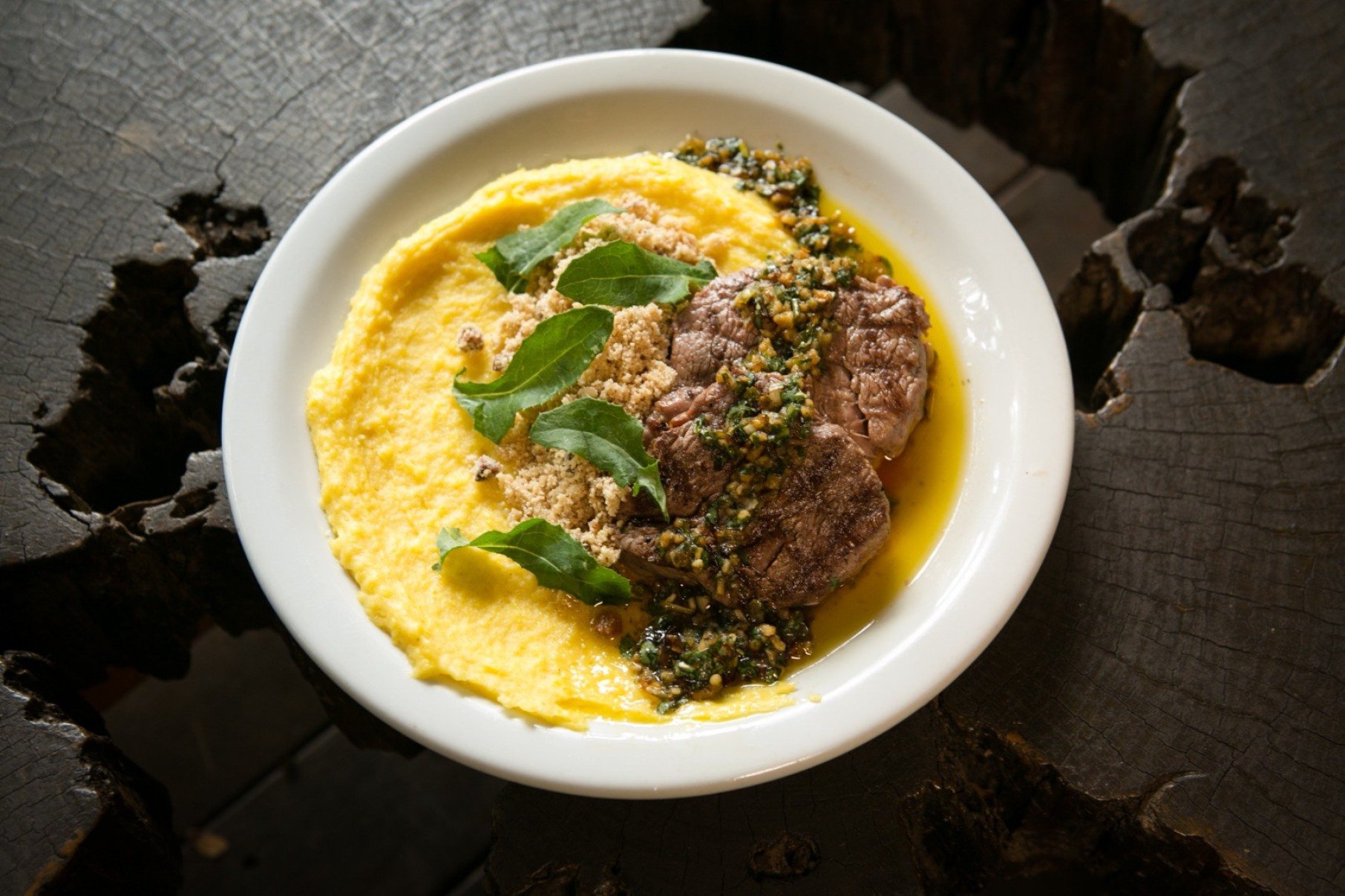 Sítio Bar: Filé-mignon com farofa e chimichurri de serralha-Prefeitura de Nova Lima/Divulgação