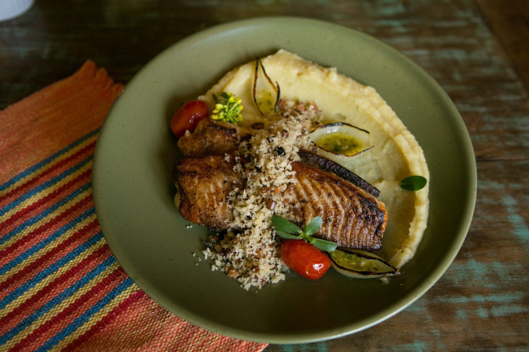 Benedito Gastrobar: Tilápia do Cerrado com purê de batata-doce, farofa de baru e vinagrete de mel-Prefeitura de Nova Lima/Divulgação