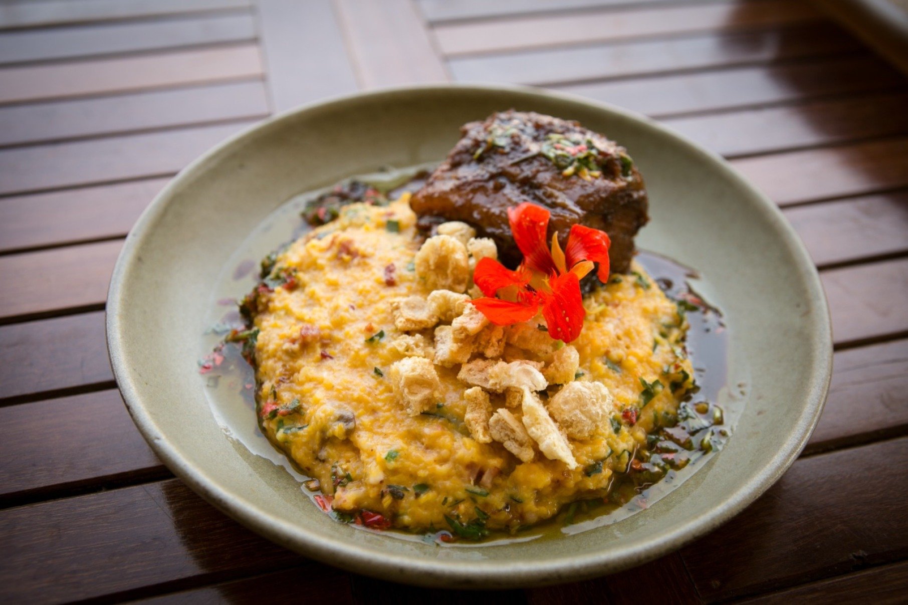 Casa da Sandra: Risoto de canjiquinha com costelinha glaceada e vinagrete de capuchinha-Prefeitura de Nova Lima/Divulgação