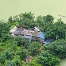 Família vive isolada há mais de 20 anos em ilha no meio de cânions gigantes na China - Reproduc?a?o/YouTube