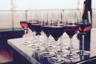 Vinho do Porto ou da Madeira? Aprenda a diferenciar e harmonizar os vinhos