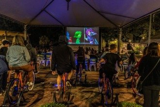 Cinema ao ar livre movido a energia limpa de bicicletas estreia em Penha (SC)