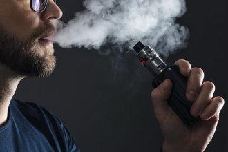 Uso de cigarros eletrônicos cresce 600% no país e expõe falhas na proibição