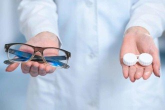 Vale a pena trocar os óculos por lentes de contato? Veja os custos antes de decidir