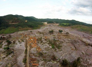 A lama que desceu da Barragem do Fund&atilde;o devastou o povoado de Bento Rodrigues e o transformou em um dep&oacute;sito de rejeitos -  (crédito: Mateus Parreiras/EM/D.A.Press)