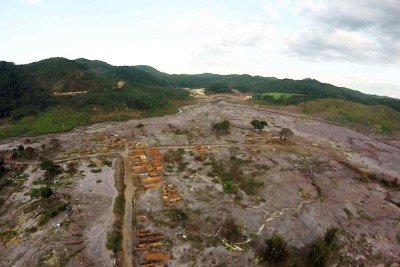 A lama que desceu da Barragem do Fund&atilde;o devastou o povoado de Bento Rodrigues e o transformou em um dep&oacute;sito de rejeitos -  (crédito: Mateus Parreiras/EM/D.A.Press)