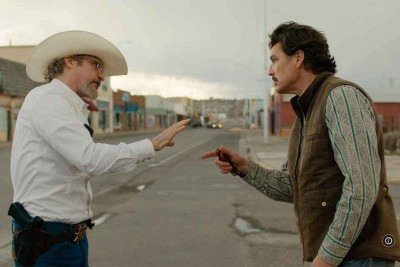 No filme, Joaquin Phoenix interpreta um xerife negacionista, que entra em conflito com um prefeito neoliberal interpretado por Pedro Pascal
 -  (crédito: Universal Pictures/Divulgação)