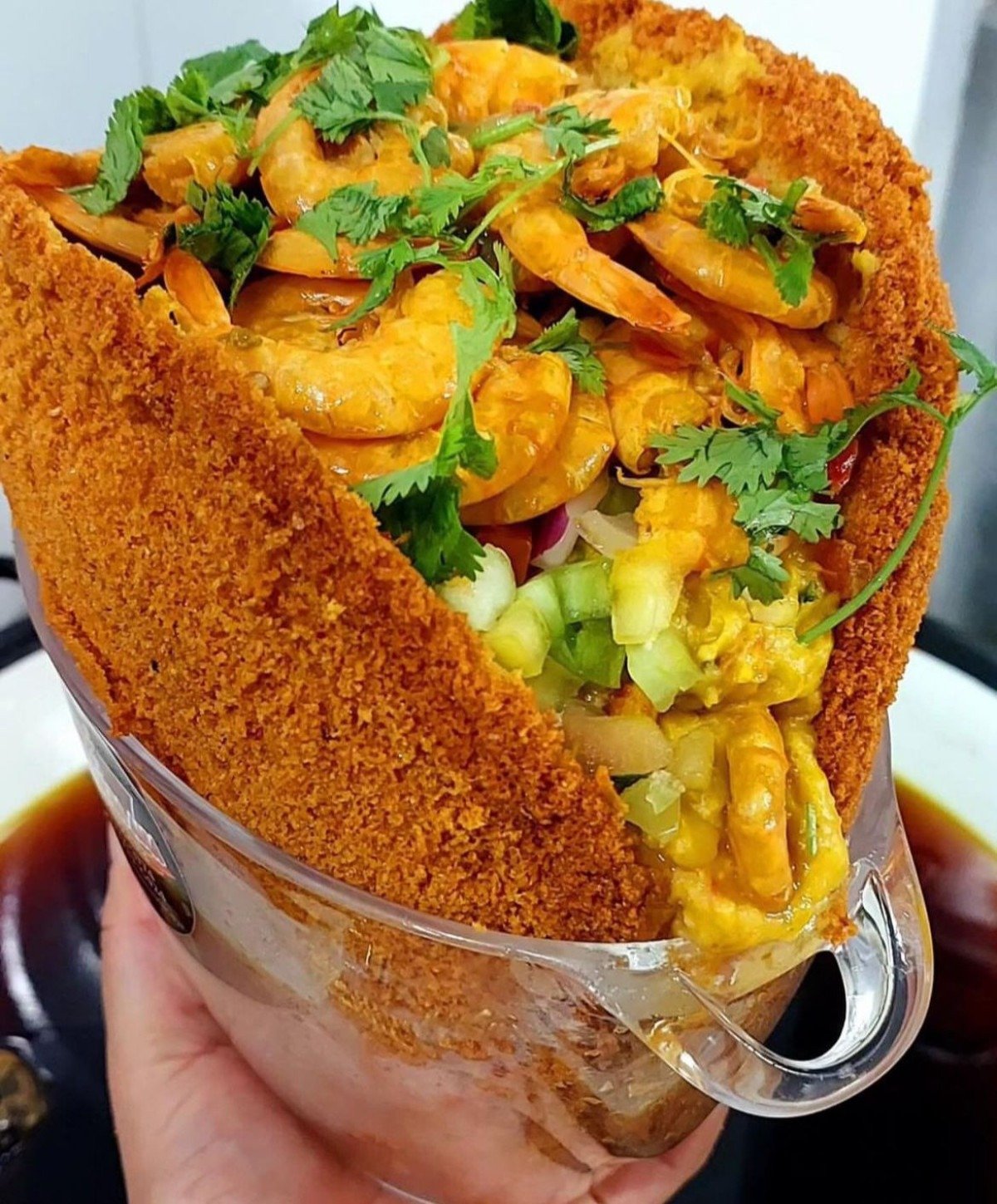 Acarajé de 1,5 kg servido no Mercado de Origem de Santa Tereza