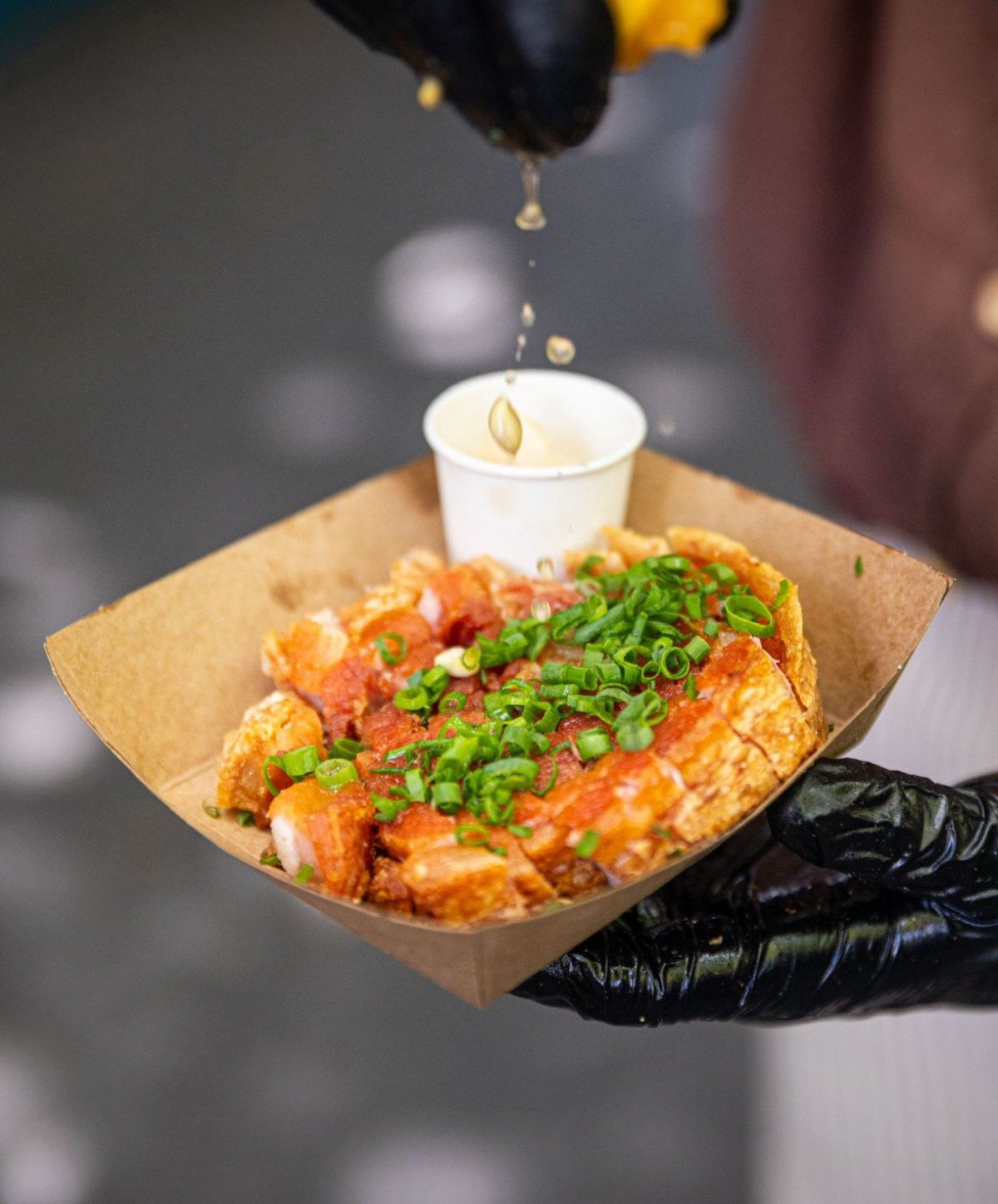 Torresmo servido na Feirinha Aproxima