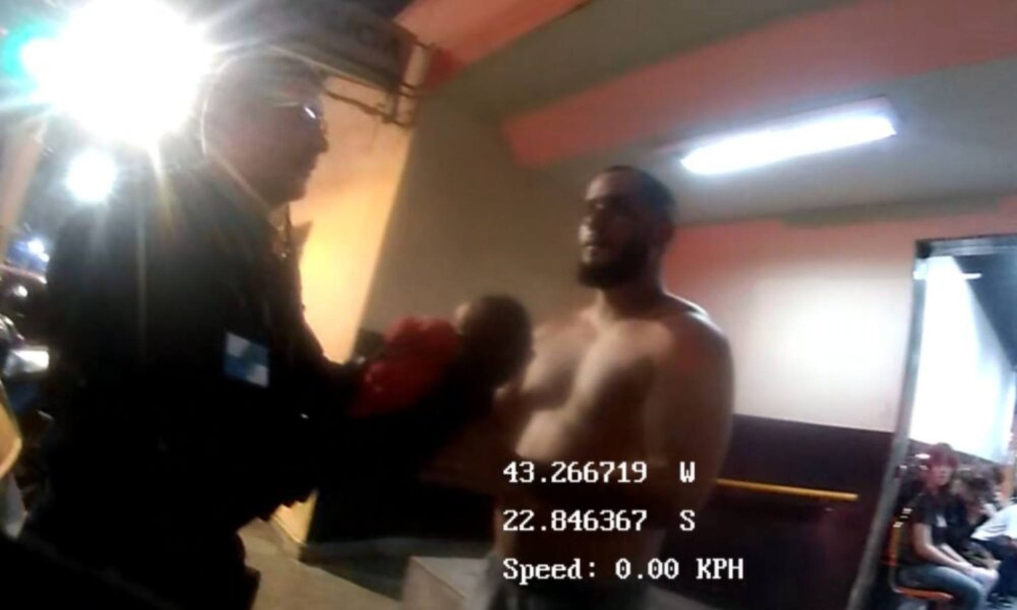 Vídeo emocionante: bebês engasgados são reanimados por policiais no Rio - Tupi