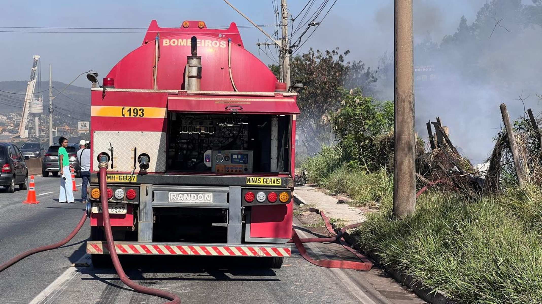 As chamas foram contidas antes que se espalhassem pela vegetação no entorno e os bombeiros finalizam focos isolados para iniciar o rescaldo.

-Edésio Ferreira/EM/D.A Press. 
