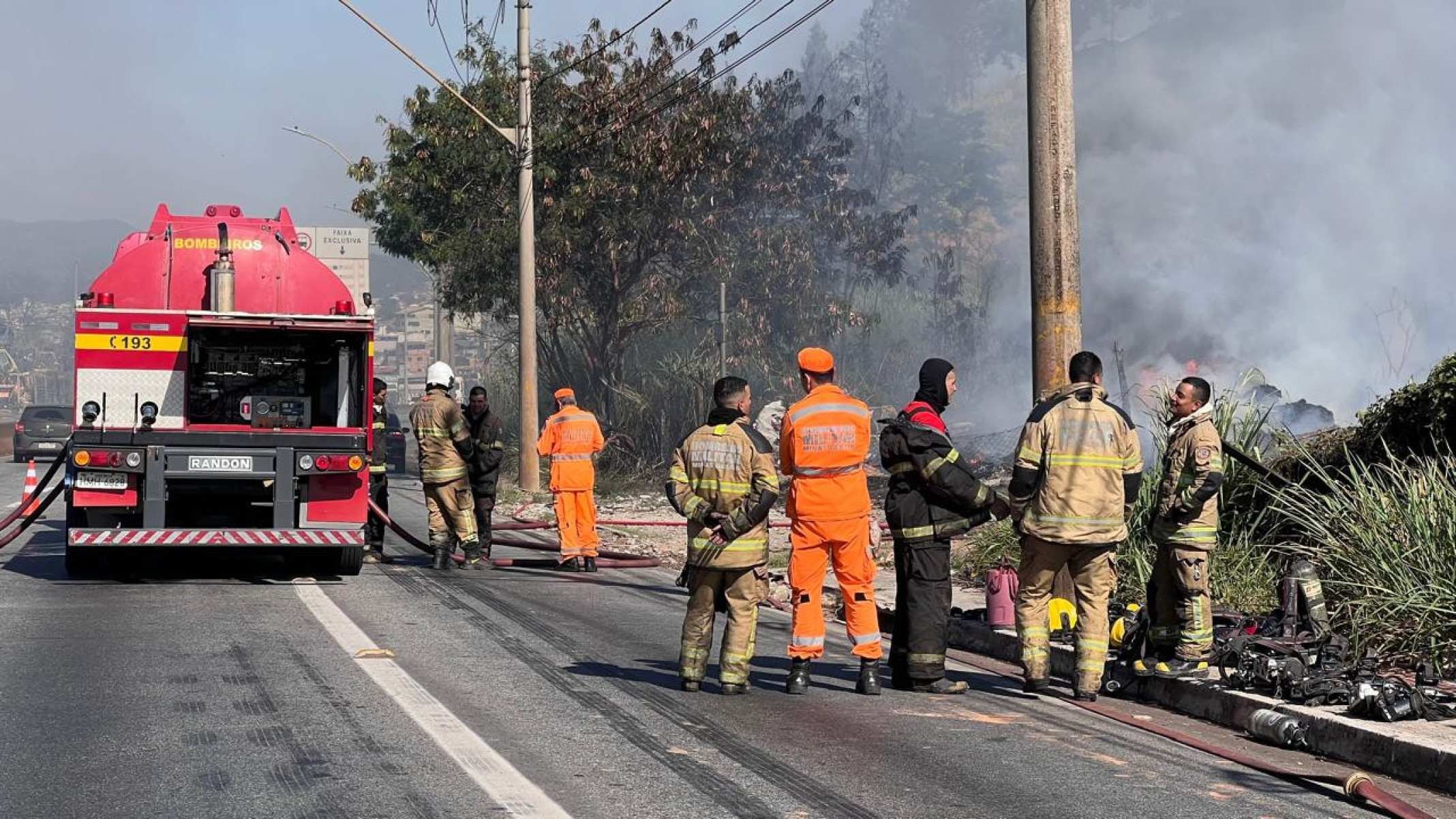 As chamas foram contidas antes que se espalhassem pela vegetação no entorno e os bombeiros finalizam focos isolados para iniciar o rescaldo.

-Edésio Ferreira/EM/D.A Press. 