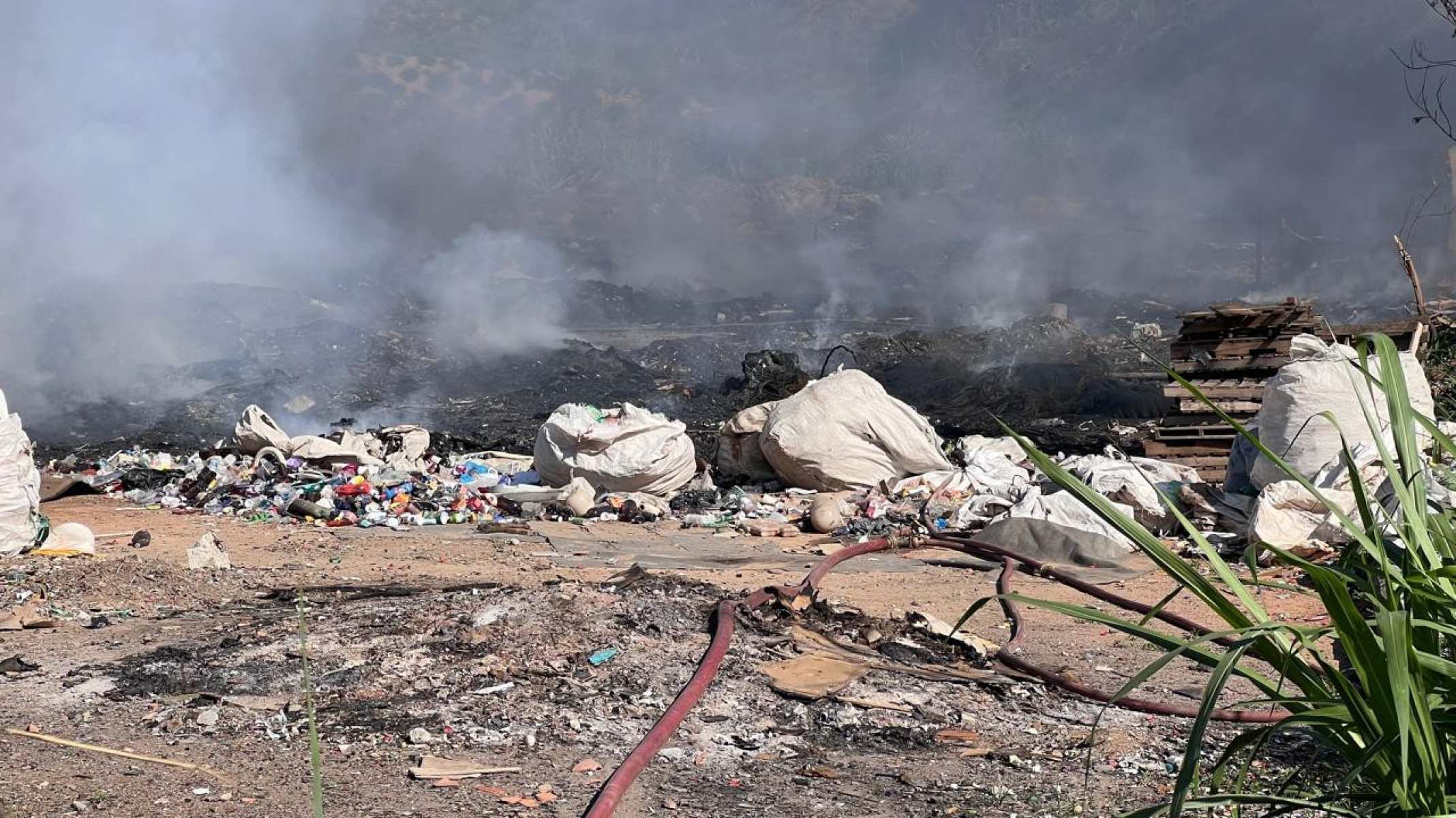 As chamas foram contidas antes que se espalhassem pela vegetação no entorno e os bombeiros finalizam focos isolados para iniciar o rescaldo.

-Edésio Ferreira/EM/D.A Press. 