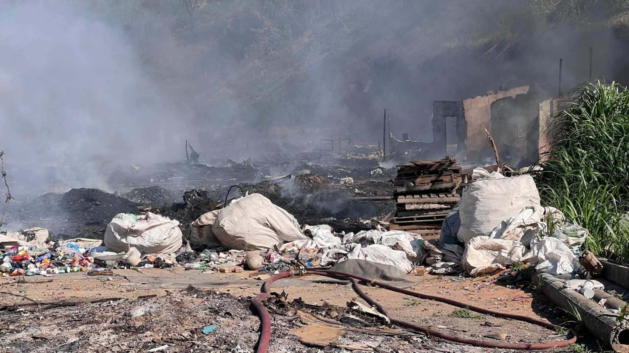 As chamas foram contidas antes que se espalhassem pela vegetação no entorno e os bombeiros finalizam focos isolados para iniciar o rescaldo.

-Edésio Ferreira/EM/D.A Press. 
