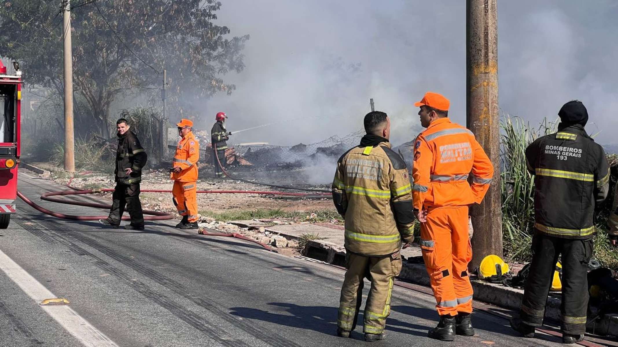 As chamas foram contidas antes que se espalhassem pela vegetação no entorno e os bombeiros finalizam focos isolados para iniciar o rescaldo.

-Edésio Ferreira/EM/D.A Press. 
