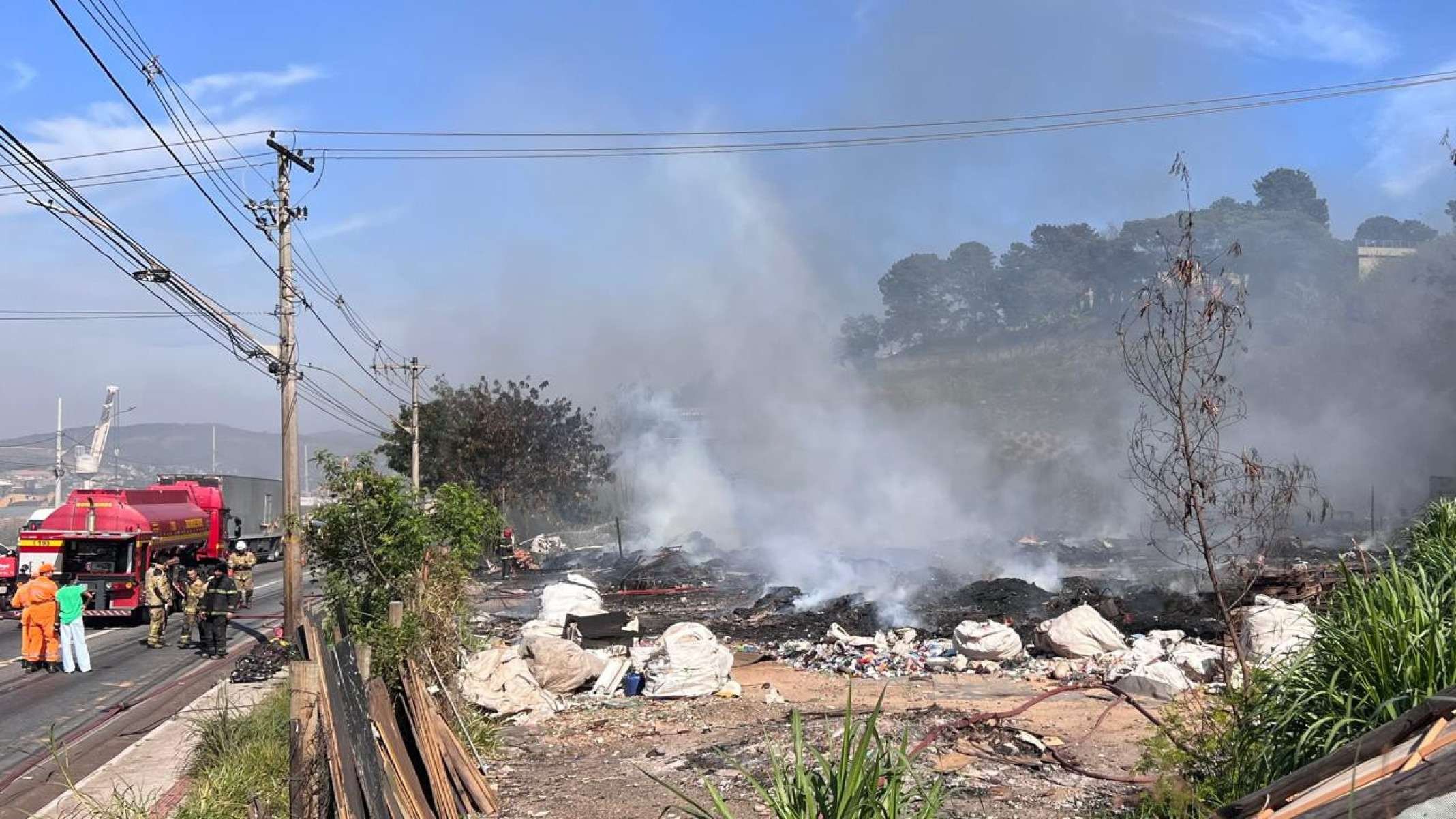As chamas foram contidas antes que se espalhassem pela vegetação no entorno e os bombeiros finalizam focos isolados para iniciar o rescaldo.

-Edésio Ferreira/EM/D.A Press. 