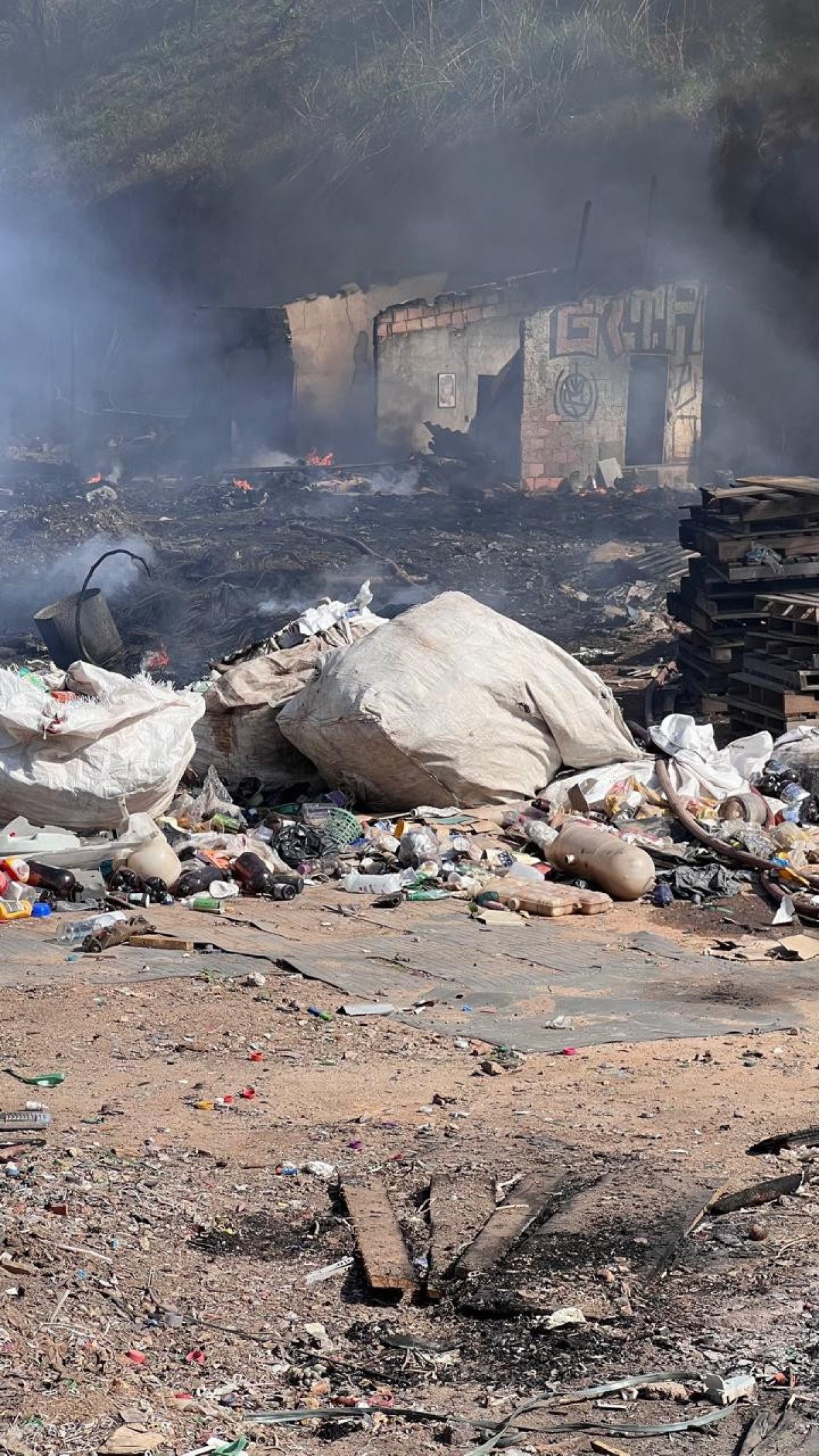 As chamas foram contidas antes que se espalhassem pela vegetação no entorno e os bombeiros finalizam focos isolados para iniciar o rescaldo.

-Edésio Ferreira/EM/D.A Press. 
