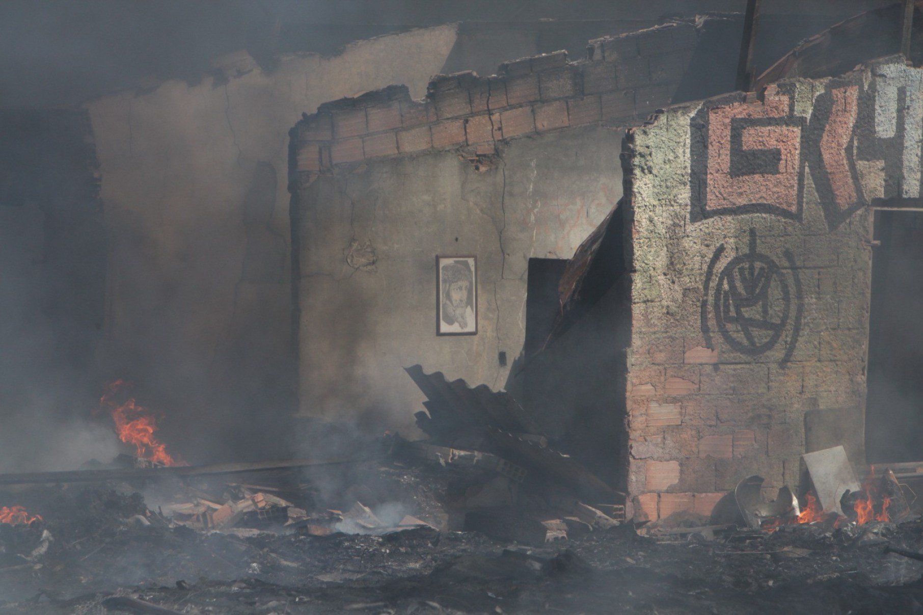 As chamas foram contidas antes que se espalhassem pela vegetação no entorno e os bombeiros finalizam focos isolados para iniciar o rescaldo.

-Edésio Ferreira/EM/D.A Press. 