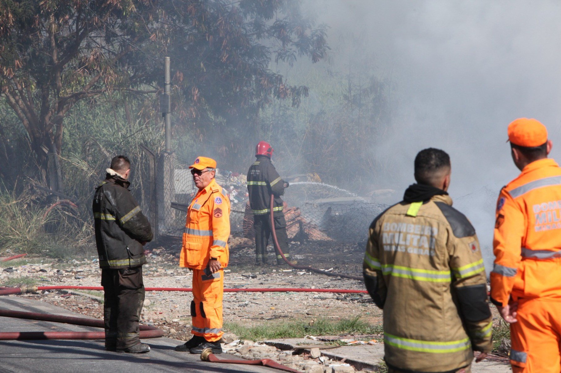 As chamas foram contidas antes que se espalhassem pela vegetação no entorno e os bombeiros finalizam focos isolados para iniciar o rescaldo.

-Edésio Ferreira/EM/D.A Press. 