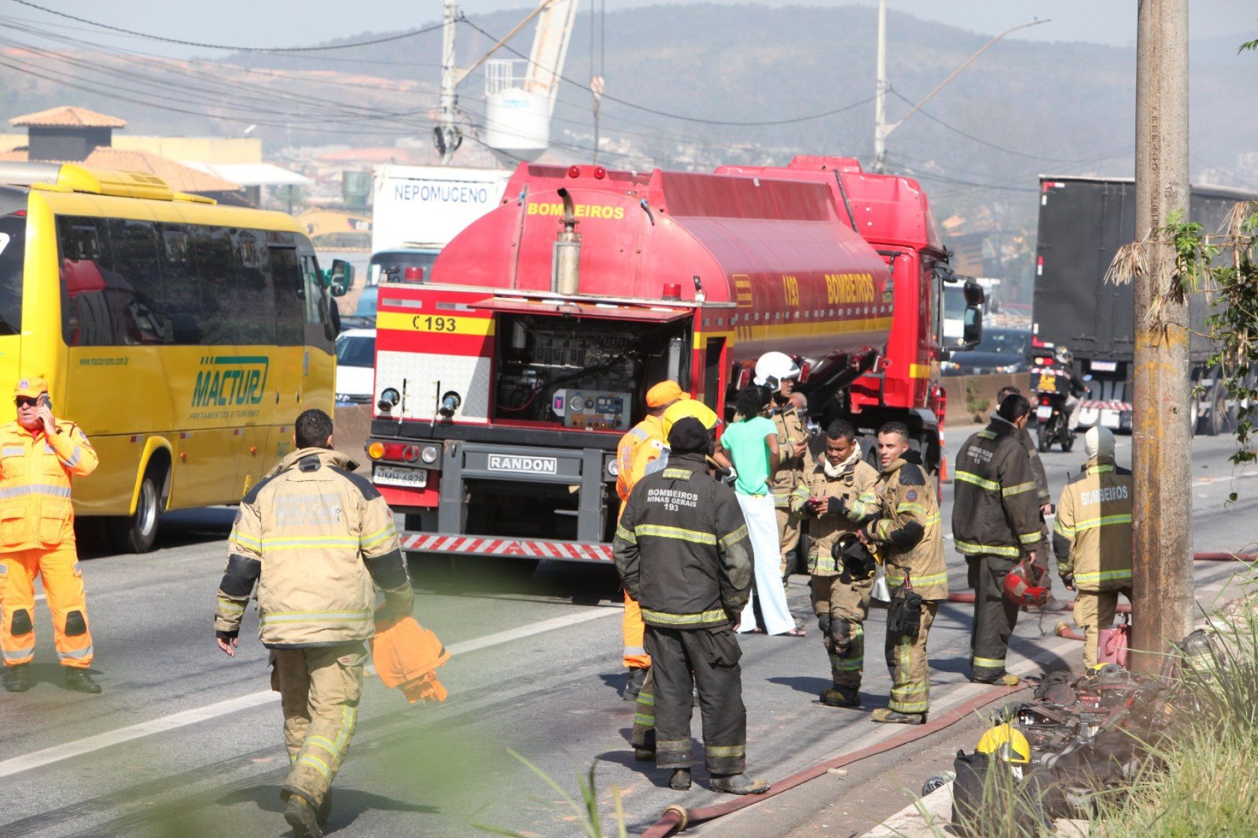 As chamas foram contidas antes que se espalhassem pela vegetação no entorno e os bombeiros finalizam focos isolados para iniciar o rescaldo.

-Edésio Ferreira/EM/D.A Press. 
