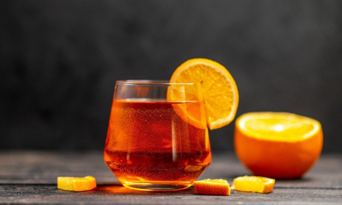 o vermute sempre foi uma peça central da coquetelaria clássica. É base de drinks históricos, do Manhattan ao Negroni -  (crédito: KamranAydinov para Freepik)