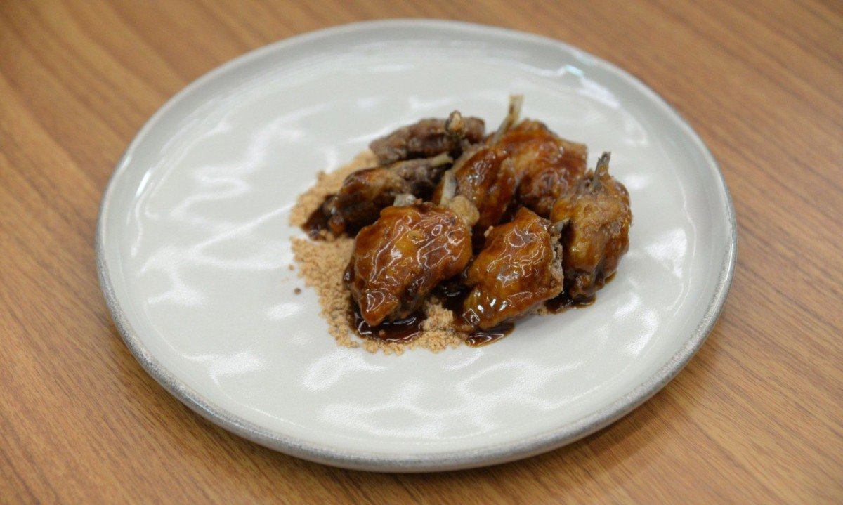 Tulipinha de frango desossada com molho levemente apimentado e paçoquinha: a receita traduz a combinação asiática de pimenta com amendoim para o paladar mineiro