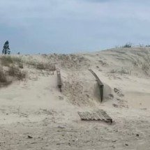 Dunas cobrem casas e ruas no litoral do RS e dificultam acesso à praia